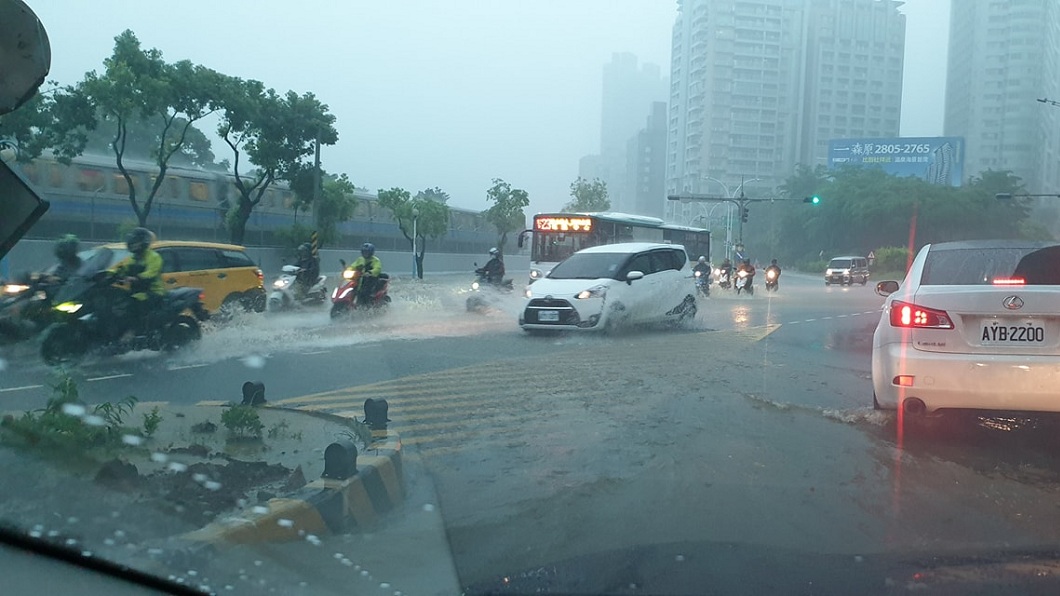 淡水竹圍路段。(圖/翻攝自臉書社團「細說淡水」)