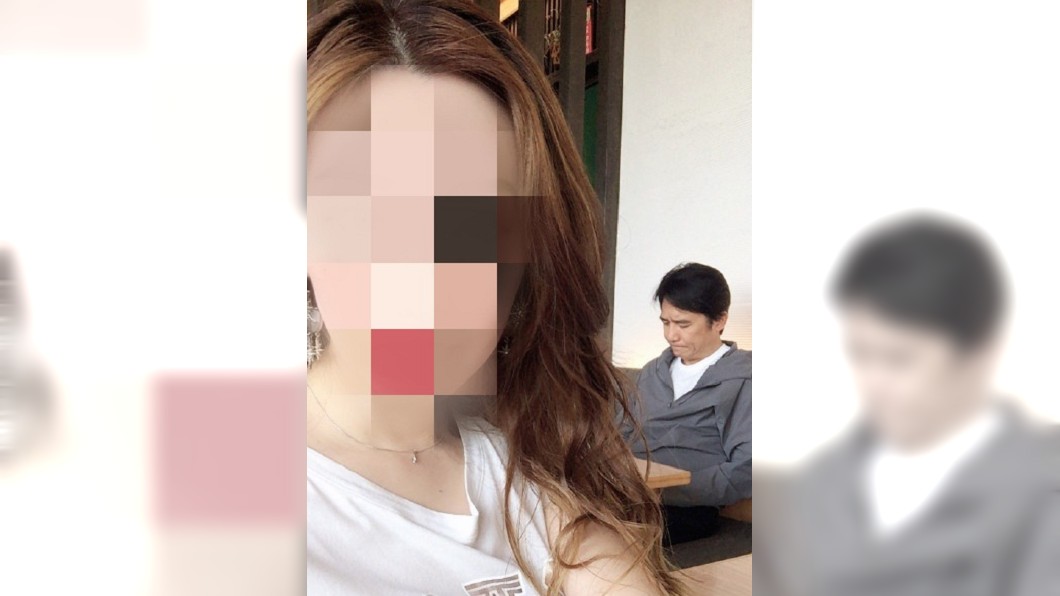 網友為了不打擾梁朝偉,自己偷偷借位合照。圖/翻攝自 微博