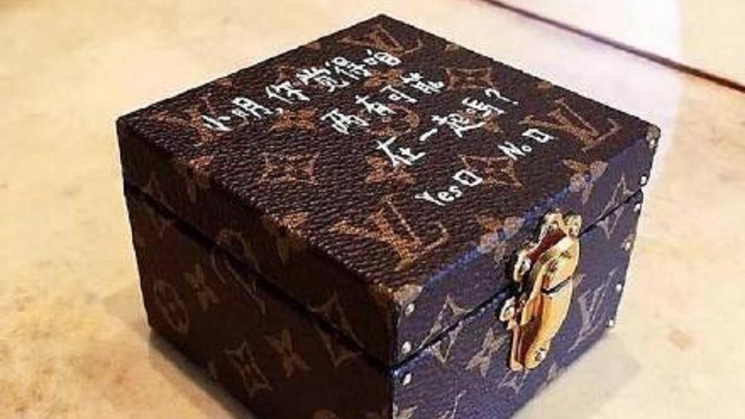 何猷君日前求婚也在名牌鑽戒盒上塗鴉告白。(圖/翻攝自微博)