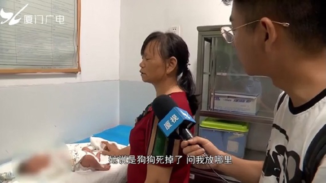 女清潔隊員葉秀華及時發現男嬰,並將他送至醫院治療。圖/翻攝自廈門廣電