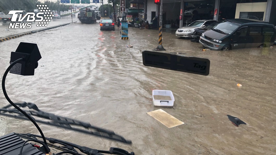 強大豪雨造成台中多處地區淹水。圖/TVBS
