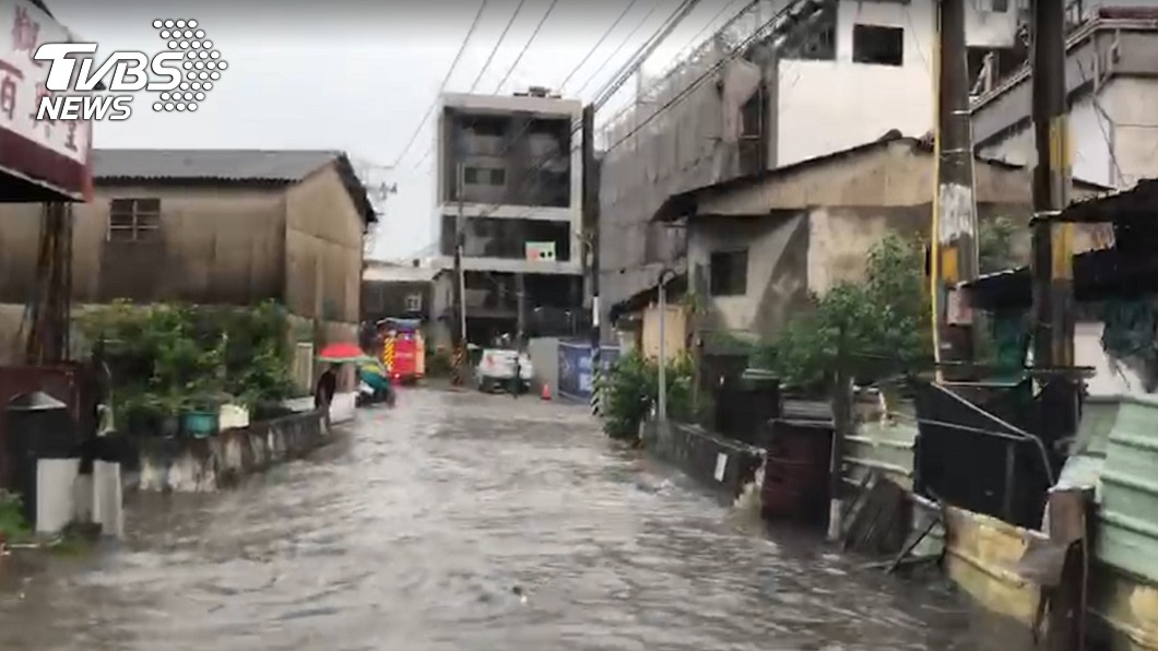 強大豪雨造成台中多處地區淹水。圖/TVBS