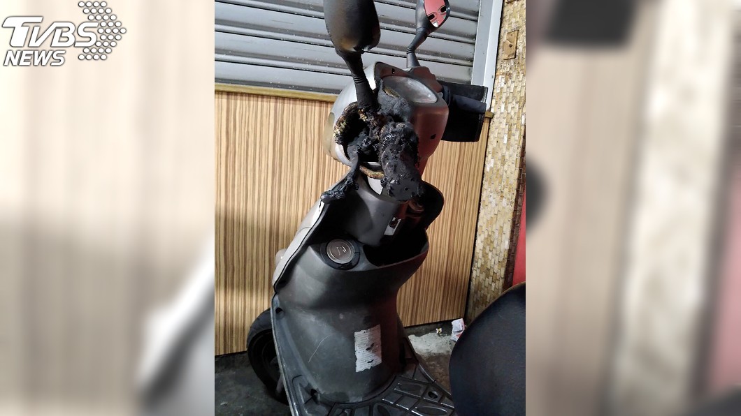 康龍兒子今年3月在三重住家樓下,點火引燃機車手把的塑膠布,涉嫌縱火遭警方逮捕。(圖/中央社)