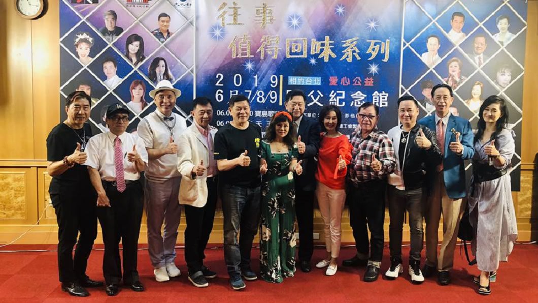 康龍(左一)出席公開宣傳公益演唱會活動。(圖/翻攝自廖偉凡臉書)