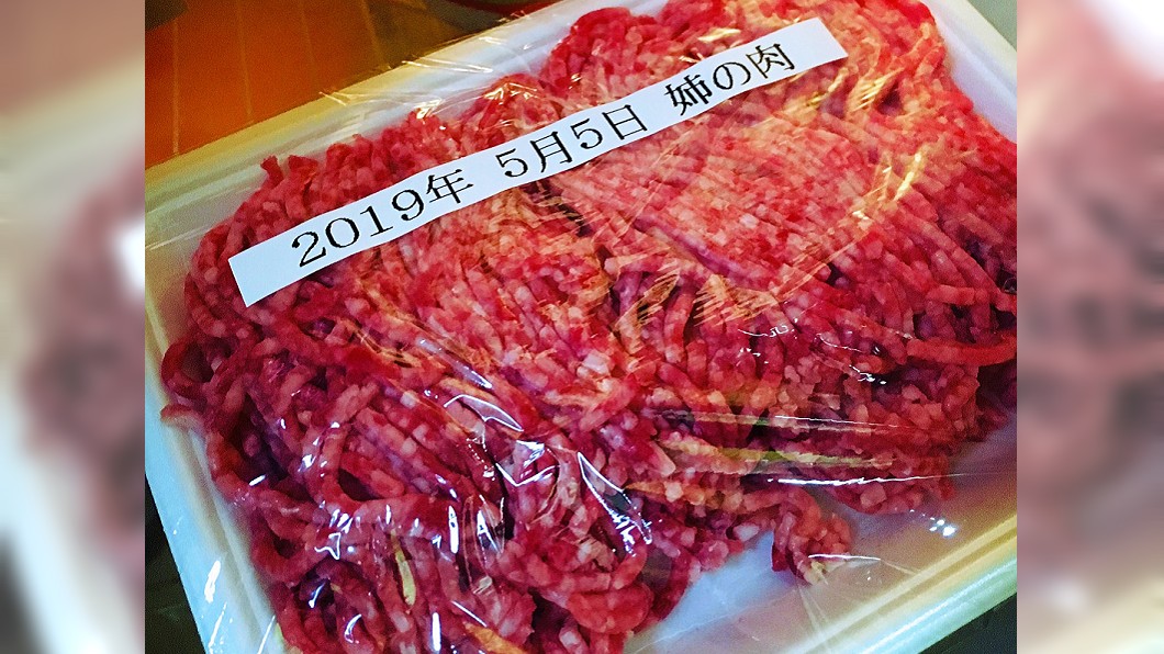 一名日本女網友分享照片,這盒絞肉上面寫著「姊姊的肉」,整個人嚇了一跳。(圖/翻攝自推特)