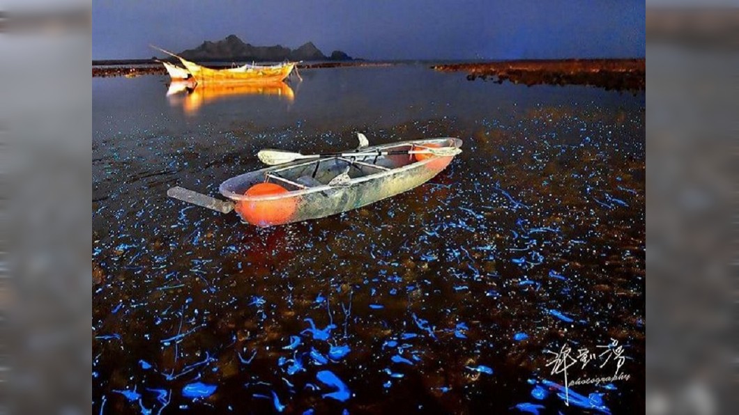夏日熱搜水上活動-馬祖藍眼淚透明獨木舟。(圖/Tripbaa趣吧!亞洲自由行專家)