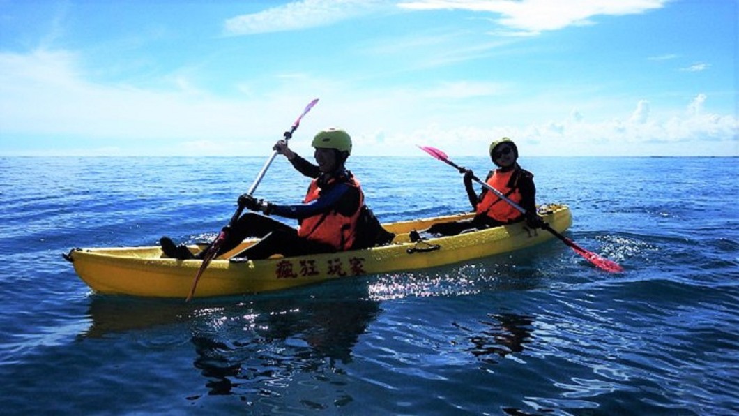 夏日熱搜水上活動-台東美麗灣獨木舟體驗。(圖/Tripbaa趣吧!亞洲自由行專家)