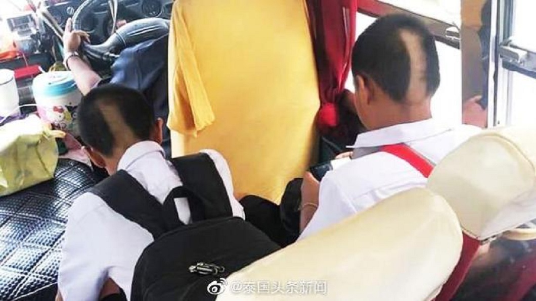 泰國2名男學生疑似違反髮禁，被老師在它們的後腦勺剃了一條高速公路頭。(圖／翻攝自微博)