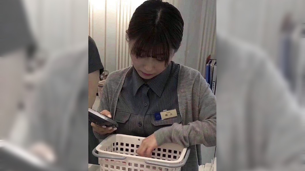 最近有網友分享一名正妹店員似乎正專心幫客人結帳的照片。(圖/翻攝自爆廢公社)