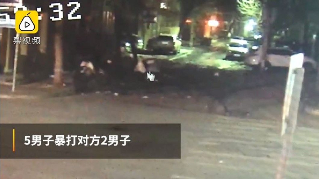其中2名男子因為歌聲太難聽,遭隔壁桌的5名男子嗆聲,並在店外遭到一陣圍毆。(圖/翻攝自梨視頻)