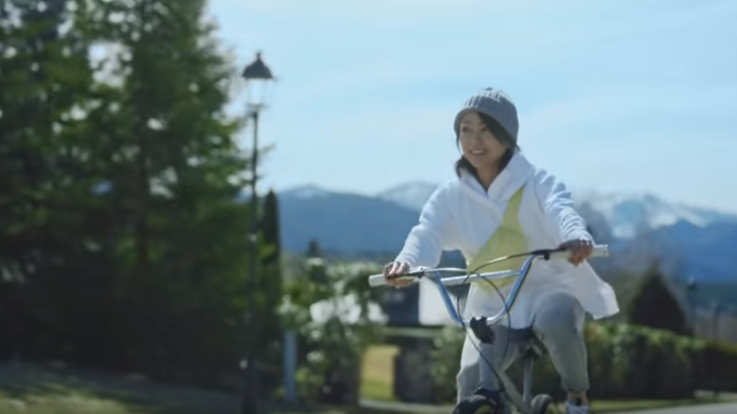 宇多田光在廣告騎腳踏車。圖/翻攝自YouTube