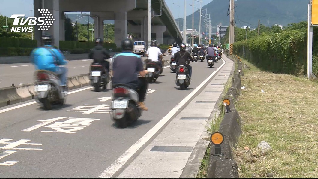 機車騎士明明不會吐痰卻被檢舉。示意圖/TVBS