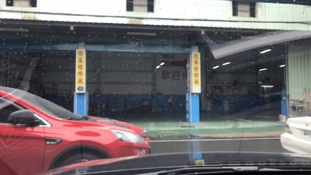 原PO貼出在駕駛座上拍的照片,表示不想為了硬要出去而擦撞到紅色納智捷。圖/翻攝Mobile01