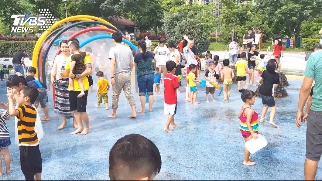 圖／TVBS 玩瘋了！南寮親子沙灘再度開放　民眾戲水樂