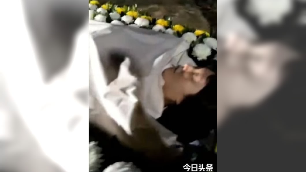 劉樂妍轉發影片,笑稱滿意這個姿勢。圖/翻攝劉樂妍臉書