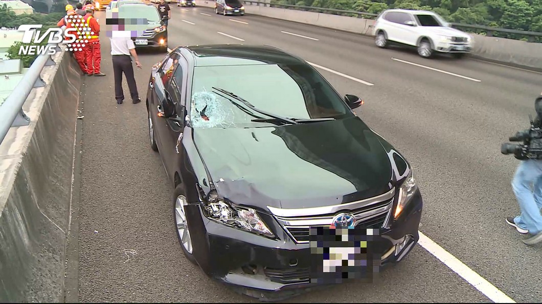 黑色豐田轎車直接撞上站在中線車道攔車的柯男。圖/TVBS