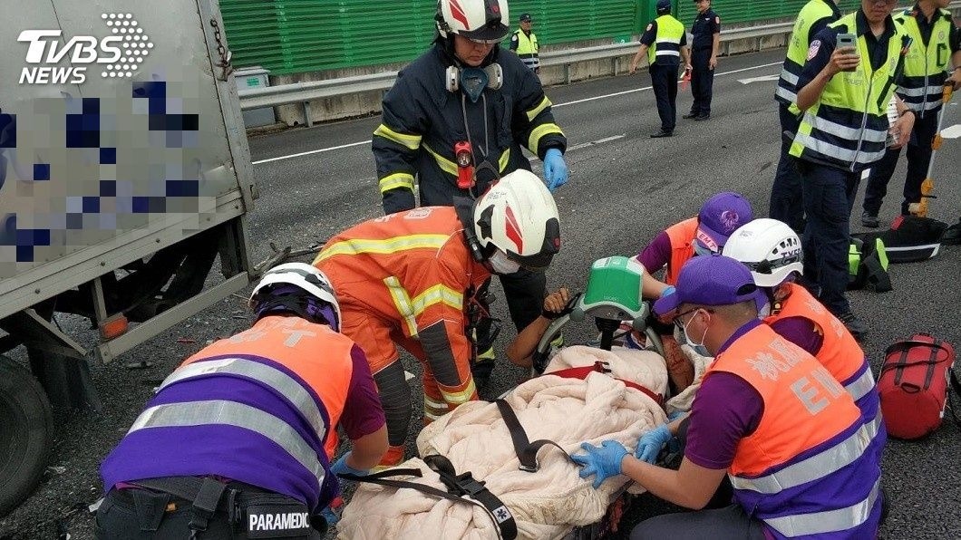 一名陳姓小貨車駕駛當時受困車內,警消人員立刻用器具破壞將他救出。(圖/TVBS)