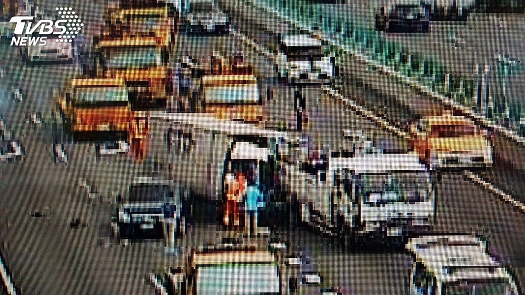 車禍發生後一度造成3公里長的回堵,現場僅剩路肩可以通行。(圖/TVBS)
