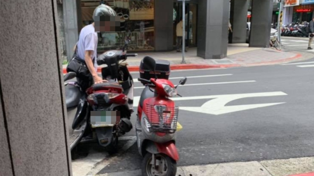 事發3天後,原PO遇到該名移車騎士,疑又以同樣手法搶車位。圖/翻攝自爆料公社