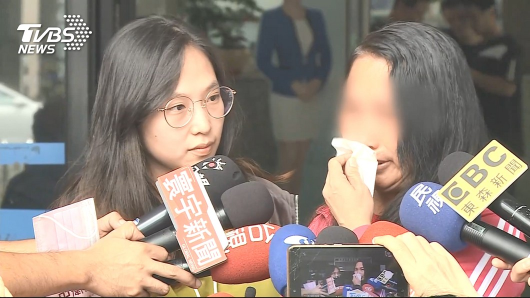 鄭女母親面對鏡頭泣不成聲,表示很想念女兒。圖/TVBS
