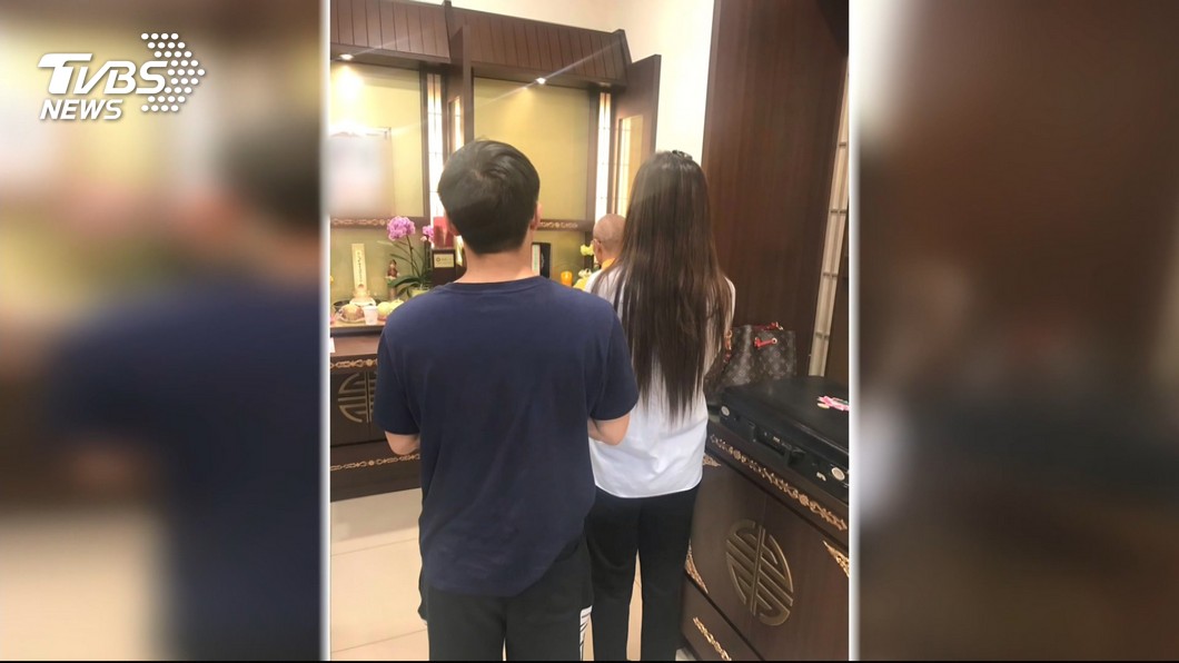 擔任大體修復師的女兒強忍悲痛,送父親最後一程。圖/TVBS
