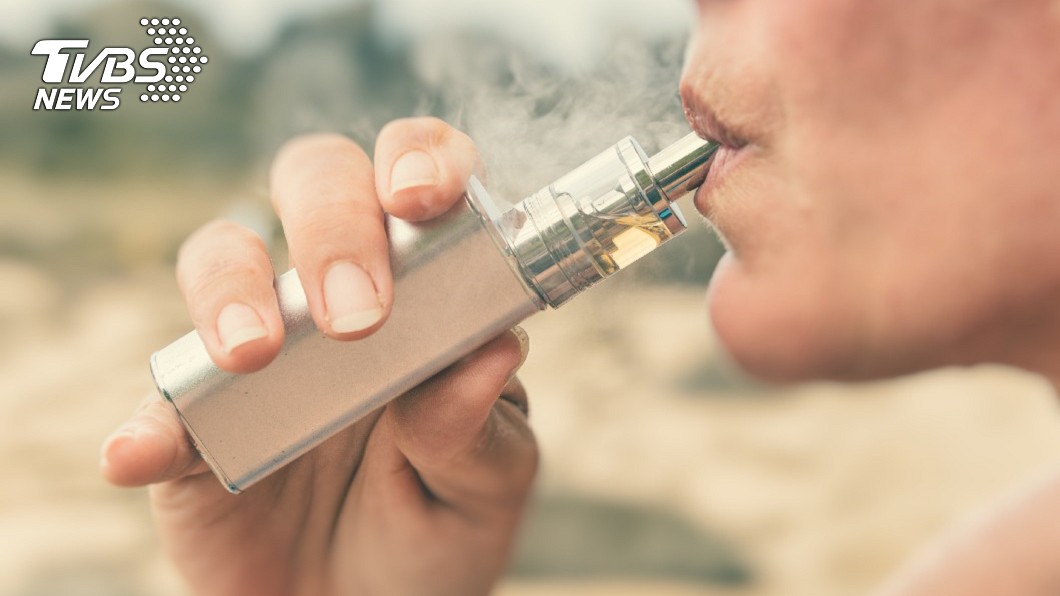 電子菸被稱作是「戒菸幫手」，實際上卻含有許多危害。示意圖／TVBS