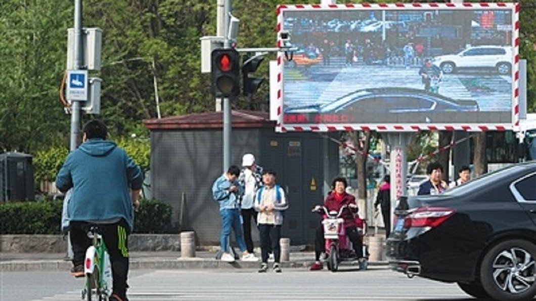 「行人闖紅燈抓拍系統」已在中國各地安裝。圖/翻攝幫趣網