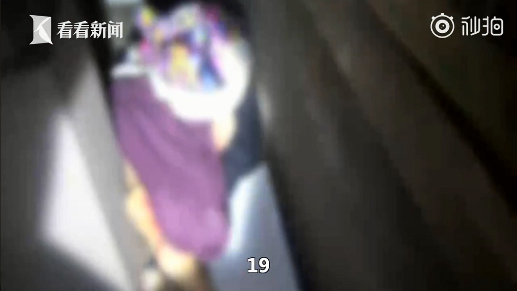 丈夫稱妻子為了做窗簾,爬上陽台丈量卻不慎墜樓。圖/翻攝自 秒拍