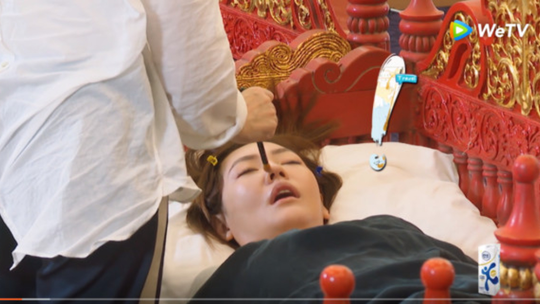 這個模樣讓人覺得又好笑又詭異。圖/翻攝自WeTV