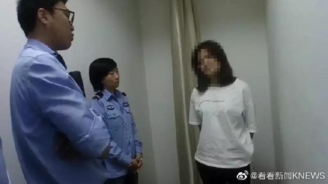 上海一名女子涉嫌偷竊女雇主的錶，但面對警方詢問她打死不承認。(圖／翻攝自看看新聞微博)