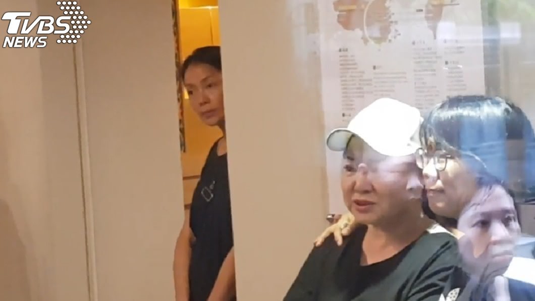 曾和賀一航在《酸甜之味》中演出夫妻的藝人柯淑勤(圖左)特地到靈堂致意。(圖/TVBS)