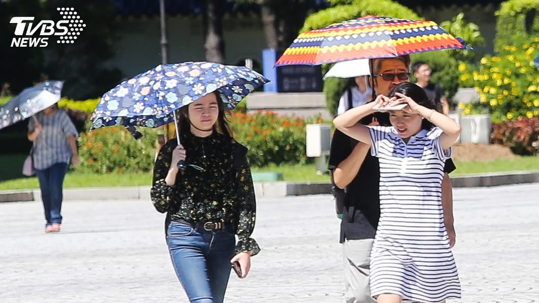 The weather is hot and hot.  (Picture/Central News Agency) The high temperature and heat in Taiwan watch for a brief thunderstorm in the afternoon