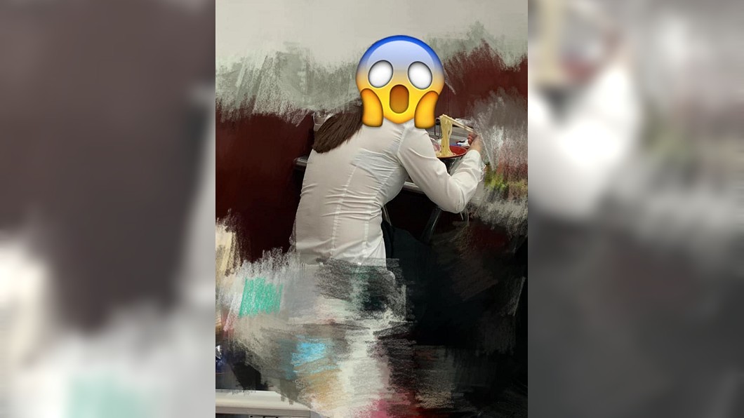 有男網友分享日前去麵店用餐時,讓他看到了尷尬的一幕。(圖/翻攝自爆廢公社二館)