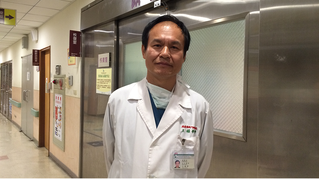 任職於花蓮門諾醫院麻醉科醫師的王鎮華,33歲退伍後,35歲考上台大醫學系。(圖/翻攝自門諾醫院官網)