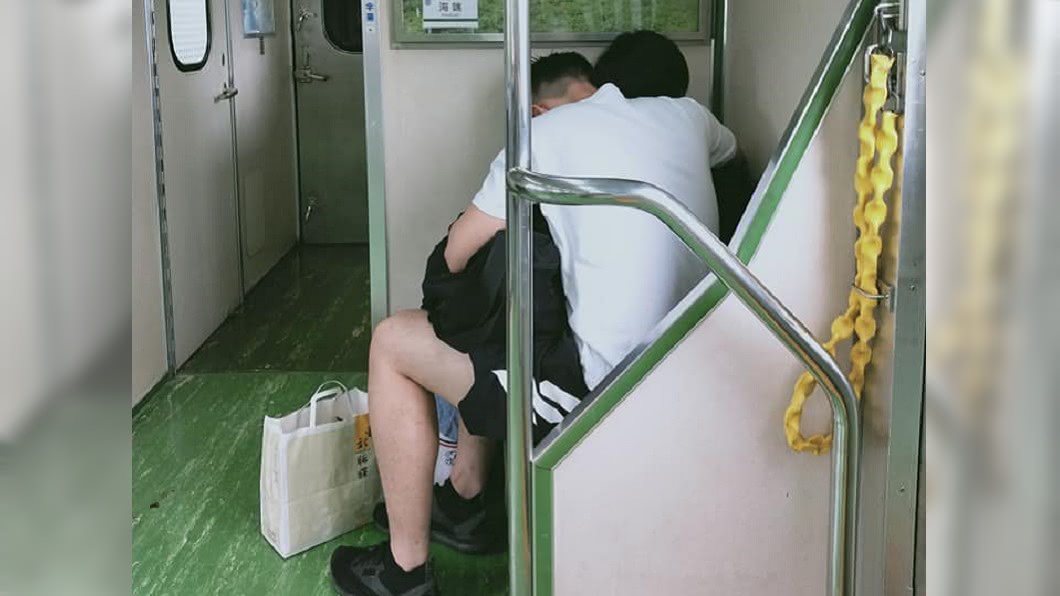 火車上1對情侶上演恩愛秀，讓網友陳紫玄忍不住拍下抱怨。圖／翻攝爆廢公社二館臉書