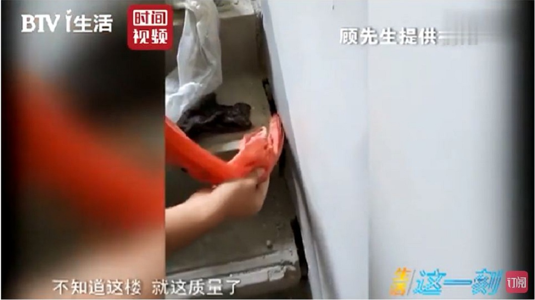 樓梯與牆壁間有超大縫隙,竟然從中拉出塑膠袋。(圖/翻攝自YouTube)