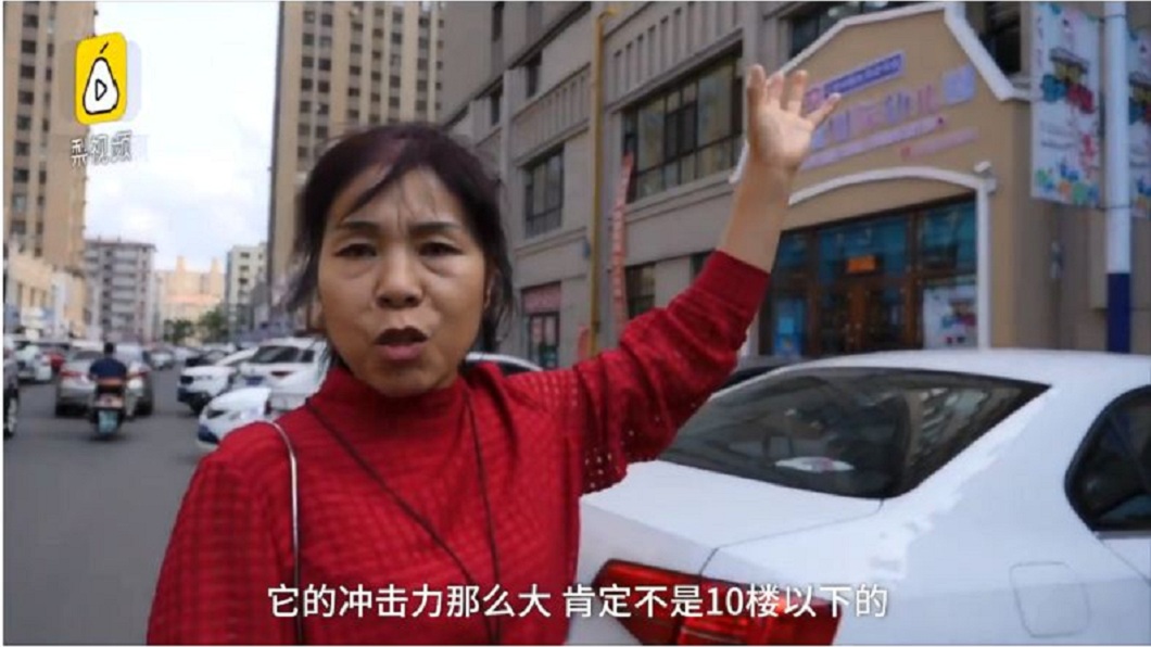 該名女車主研判,這東西起碼是從10樓以上砸下來的。(圖/翻攝自梨視頻)