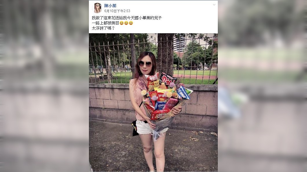 一名女網友的國小兒子畢業,她準備了一束零食花束給兒子,給他難忘的回憶。(圖/翻攝自爆廢公社二館)