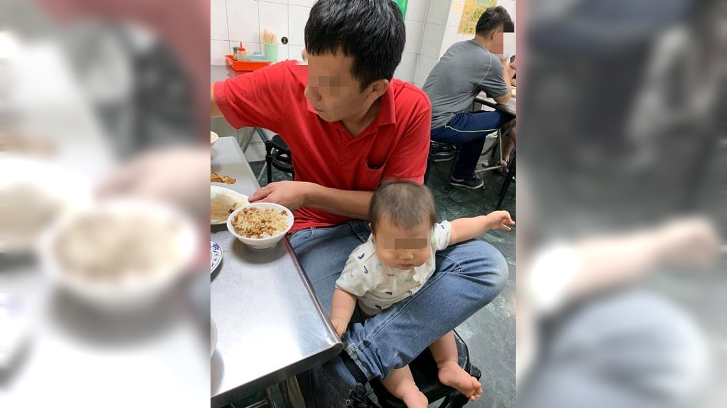 爸爸用剪刀腳夾住寶寶,讓網友大讚太有創意。圖/翻攝爆廢公社