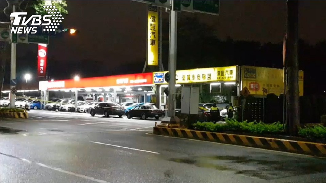 桃園市議會隔壁、三民路一段的兩家中古車行發生挾持案。圖/TVBS
