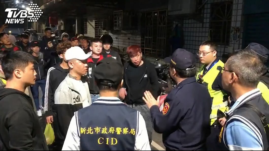 當時聚集超過約50位民眾,跑到這位嬤嬤住家外丟雞蛋抗議,警方到場維持秩序。(圖/TVBS資料圖)
