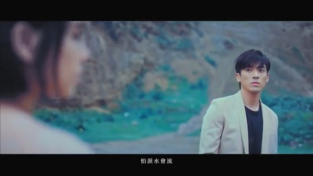圖/翻攝自《孤獨門口》MV