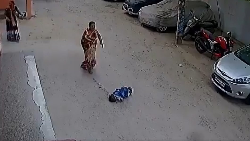 一旁女子衝出來,叔叔才急忙下車察看。圖/翻攝自@KenyanTraffic推特