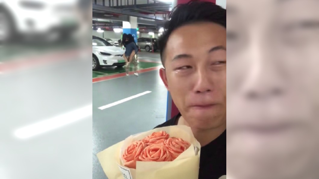 第1張照癡情男流下男兒淚。圖/翻攝自微博