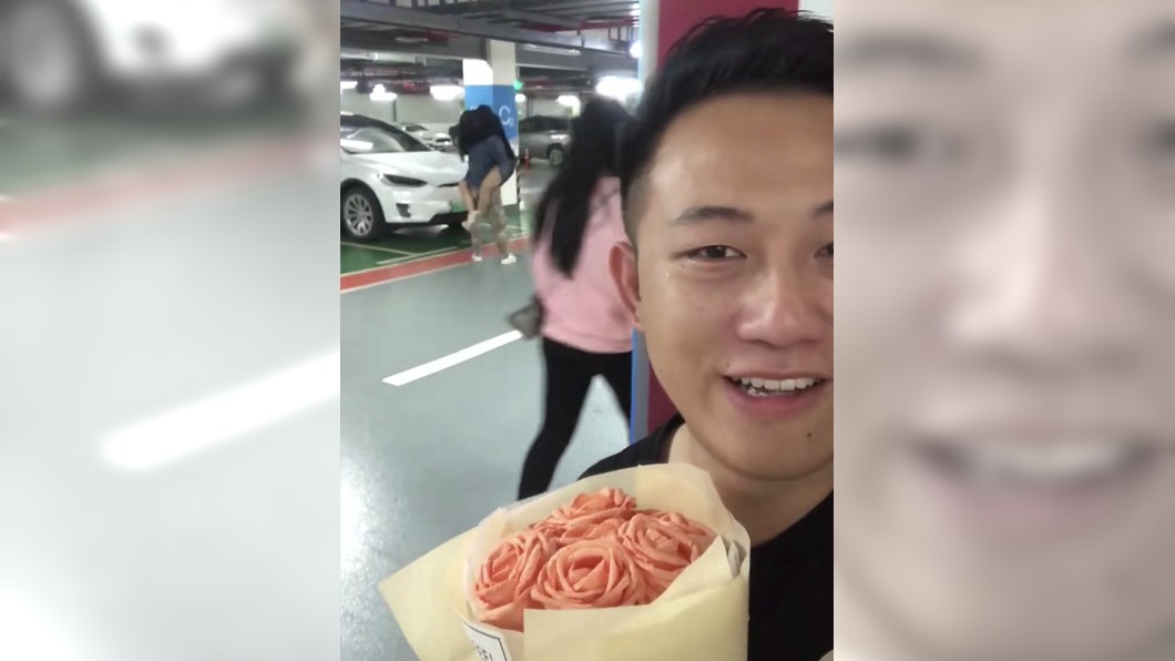 後面2張照癡情男漸漸含淚露出笑容。圖/翻攝自微博
