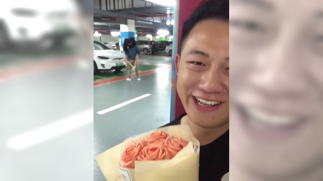 後面2張照癡情男漸漸含淚露出笑容。圖/翻攝自微博