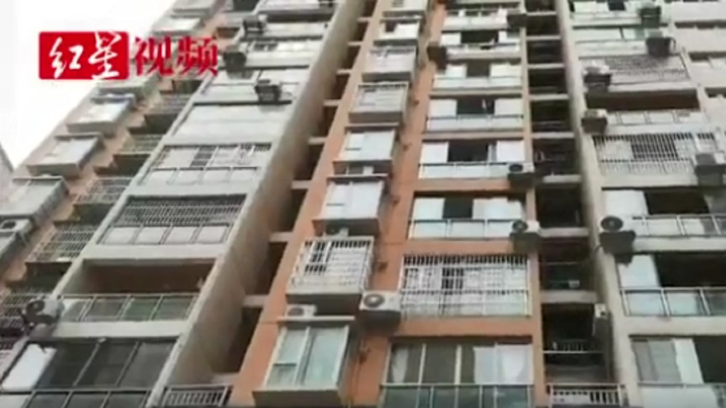 男嬰慘遭狠父自6樓丟下。圖/翻攝自紅星新聞畫面