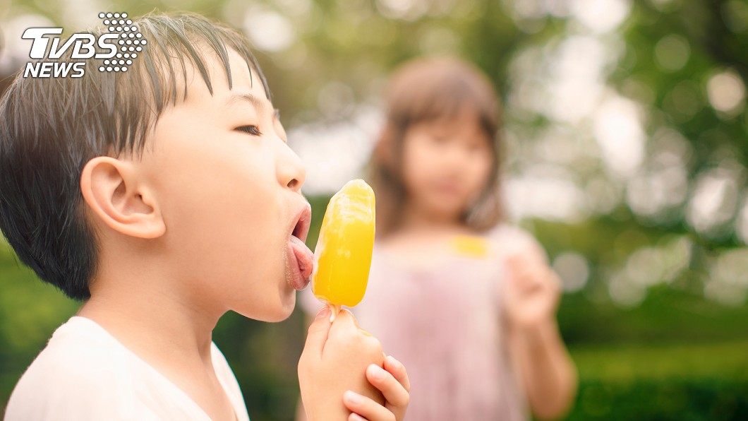 夏天吃冰應配合體質服用，且遵守慢慢吃的原則。　圖／TVBS