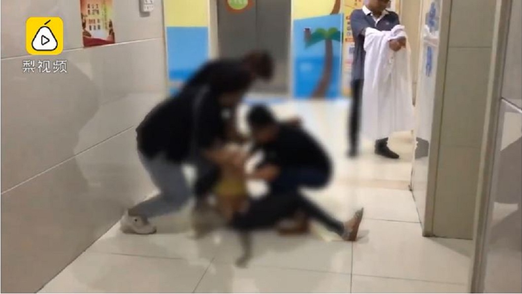 男童經搶救3天後仍宣告不治,母親當場在醫院哭斷腸。(圖/翻攝自梨視頻)