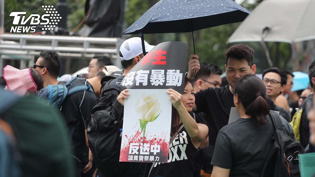 香港民眾要求立法會停止修訂逃犯條例。(圖/TVBS)